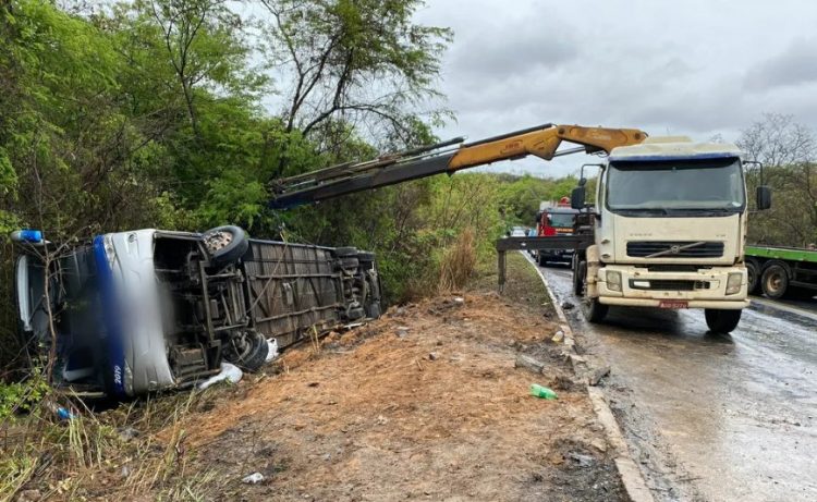 Ônibus de empresa de turismo de Monte Santo tomba no Estado de MG, deixa três mortos e 11 feridos