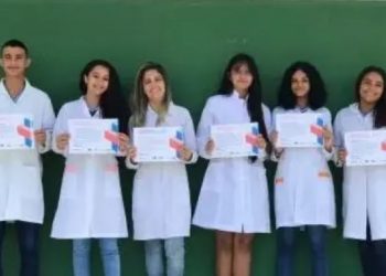 Jovens de Araci vencem competição global com projeto de produção de luvas a partir do bioplástico