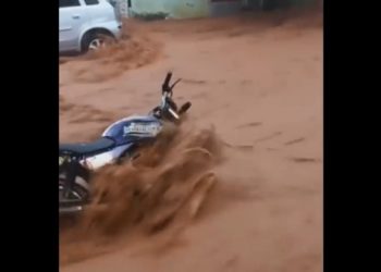 Forte temporal transforma ruas em rios na cidade de Baixa Grande (vídeo)