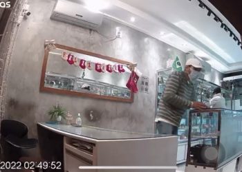 Criminosos arrombam Joalheria no centro de Coité e câmeras registram ação