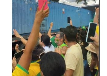 Bolsonaristas comemoram chegada de contêineres em quartel do Exército; grupo acreditava que carga era de fuzis