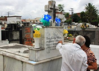 Coiteenses prestam homenagens aos entes queridos neste dia de finados; mulher lembra que sepultou seu pai em 02/11/1999