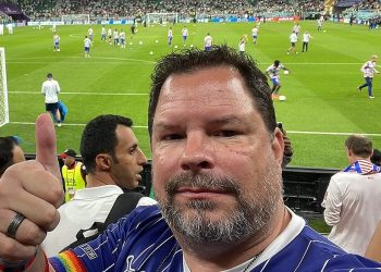 Copa do Catar: torcedor é retirado de arquibancada por usar braçadeira arco-íris