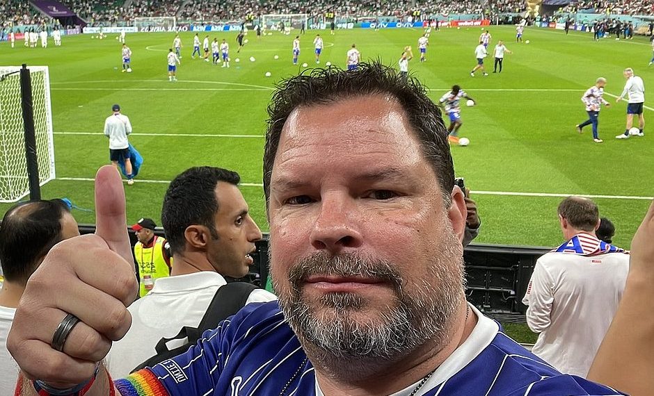 Copa do Catar: torcedor é retirado de arquibancada por usar braçadeira arco-íris