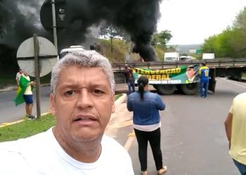 Candidato a deputado estadual pelo PL participa de manifestação em prol do fechamento da BR-101 no extremo sul da Bahia