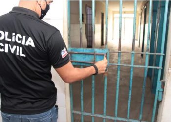 Homem é preso após ser flagrado se masturbando na janela de vizinha