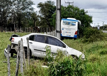 Micro-ônibus que levava pacientes para Policlínica se envolve em acidente na BA 130