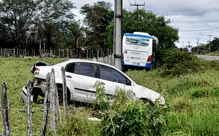 Micro-ônibus que levava pacientes para Policlínica se envolve em acidente na BA 130
