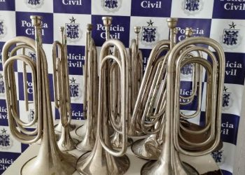 Durante operação, Polícia Civil apreende vários instrumentos musicais em ferro velho
