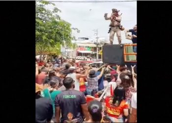 ‘Quem quer dinheiro?’ – Empresário manda lançar cédulas para marcar inauguração de farmácia em Irecê (vídeo)