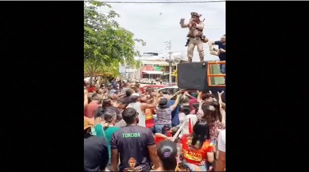 ‘Quem quer dinheiro?’ – Empresário manda lançar cédulas para marcar inauguração de farmácia em Irecê (vídeo)
