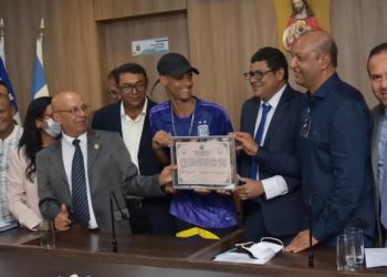 Luva de Pedreiro recebe homenagem na Câmara de Quijingue. Influenciador digital foi vestido com camisa da seleção argentina