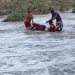 Homens lutam muito para evitar que moto fosse levada pelas águas de um rio (vídeos)
