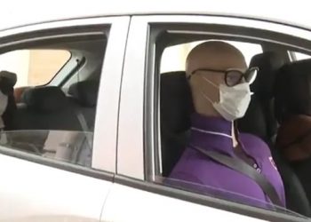 Mulher coloca casal de bonecos dentro de carro para se sentir segura contra assaltos