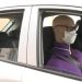 Mulher coloca casal de bonecos dentro de carro para se sentir segura contra assaltos