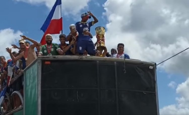 Seleção de Quijingue é recebida com festa após conquistar tútulo inédito do Intermunicipal