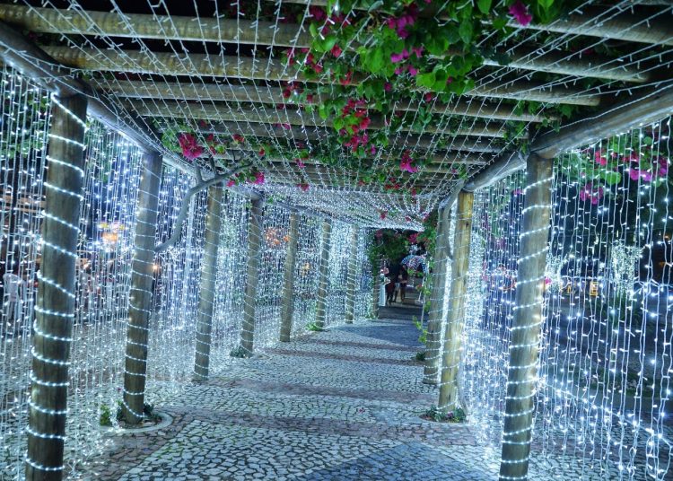 Previsão de chuva faz prefeito adiar lançamento do Natal Encantado, mas as luzes foram acesas