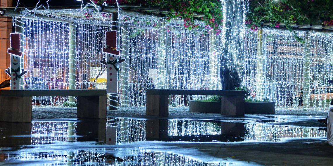Previsão de chuva faz prefeito adiar lançamento do Natal Encantado, mas as luzes foram acesas