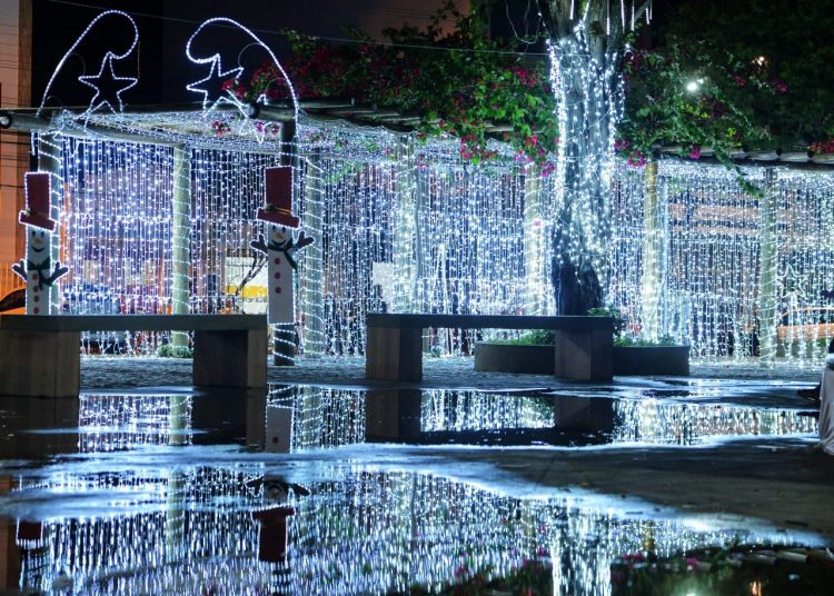 Previsão de chuva faz prefeito adiar lançamento do Natal Encantado, mas as luzes foram acesas