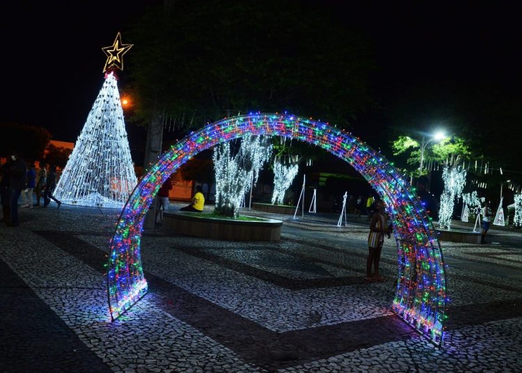Previsão de chuva faz prefeito adiar lançamento do Natal Encantado, mas as luzes foram acesas