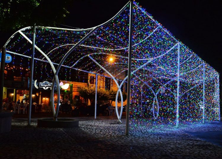 Previsão de chuva faz prefeito adiar lançamento do Natal Encantado, mas as luzes foram acesas