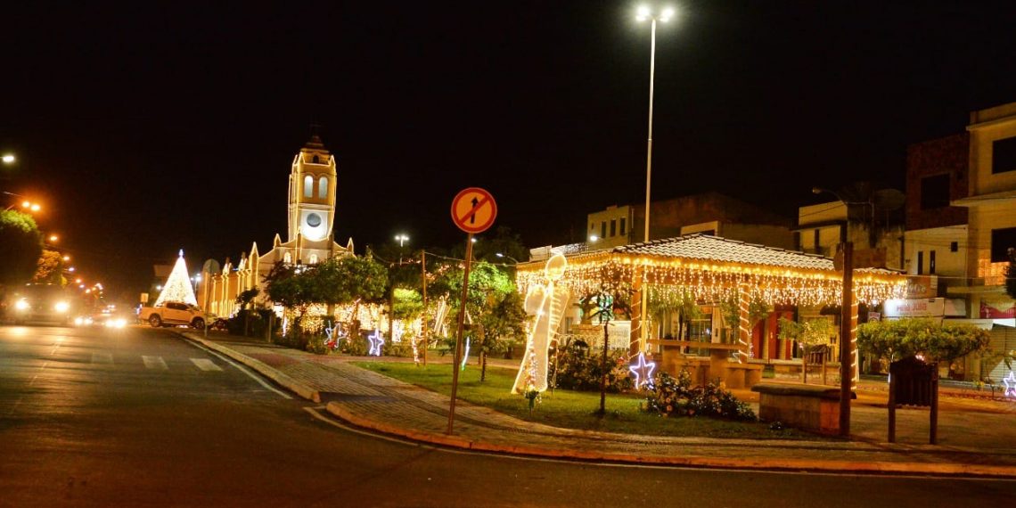 Previsão de chuva faz prefeito adiar lançamento do Natal Encantado, mas as luzes foram acesas
