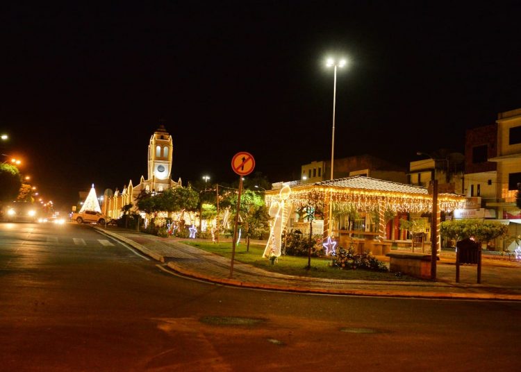 Previsão de chuva faz prefeito adiar lançamento do Natal Encantado, mas as luzes foram acesas