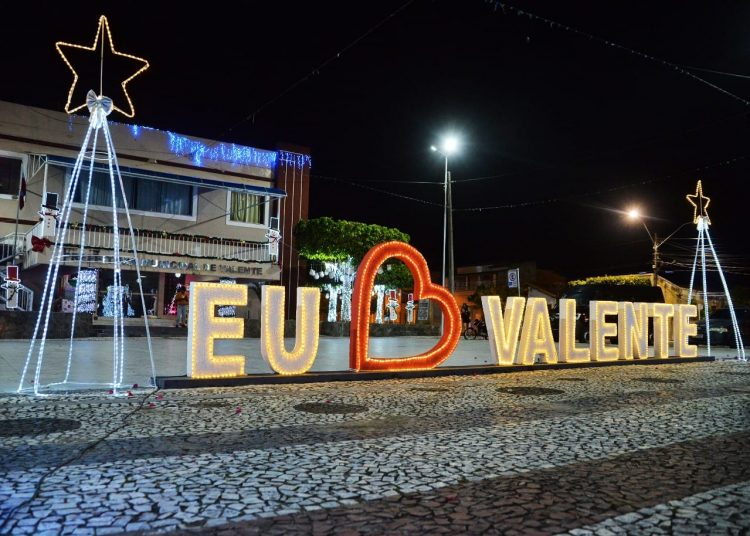 Previsão de chuva faz prefeito adiar lançamento do Natal Encantado, mas as luzes foram acesas
