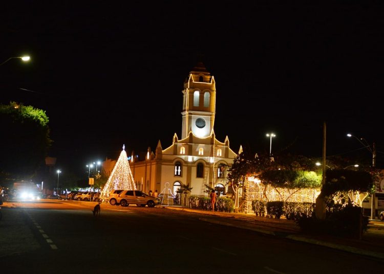 Previsão de chuva faz prefeito adiar lançamento do Natal Encantado, mas as luzes foram acesas