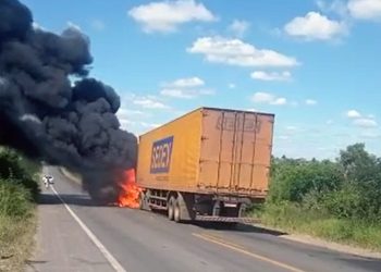 Carreta dos Correios pega fogo em trecho da BR 116 Norte