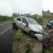Carro capota e cai em ribanceira às margens da BA-120; pista estava molhada