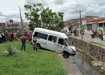 Van perde o controle, atropela e mata condutora de moto Biz em Feira