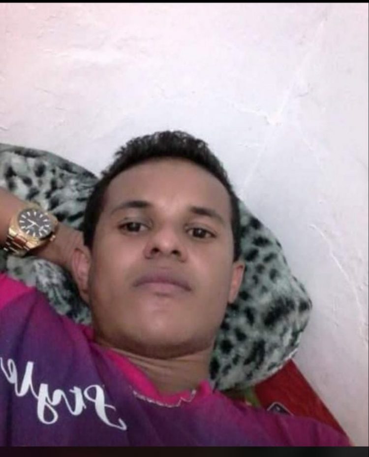 Motociclista morre em colisão com poste de rede elétrica