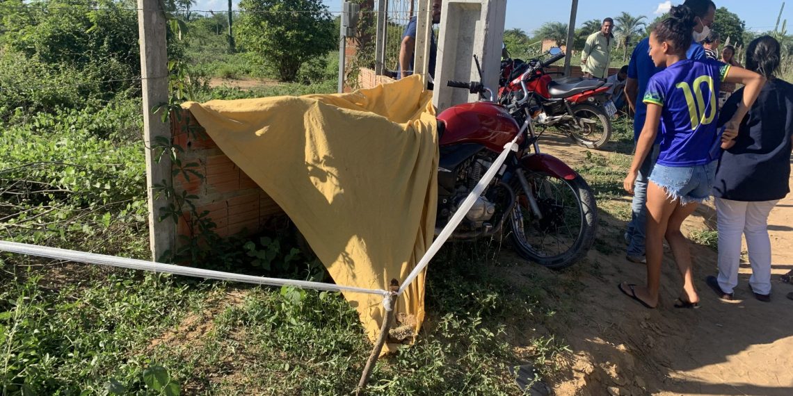 Motociclista morre em colisão com poste de rede elétrica