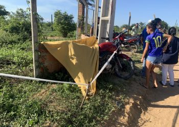 Motociclista morre em colisão com poste de rede elétrica