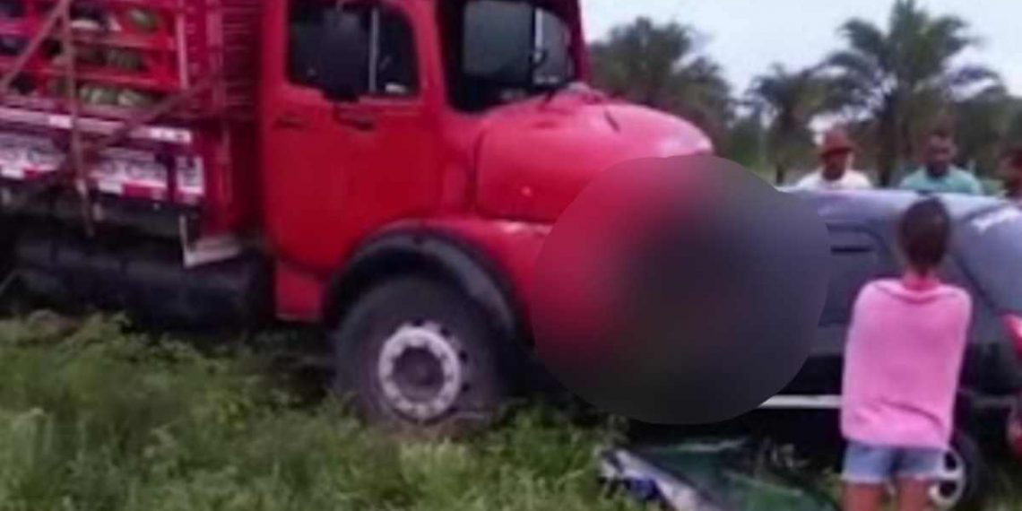 Colisão entre Celta e caminhão deixa dois mortos na BA 381