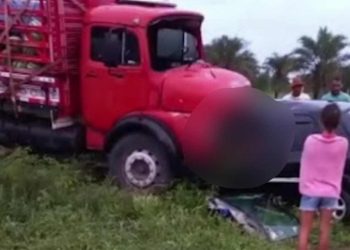 Colisão entre Celta e caminhão deixa dois mortos na BA 381