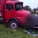 Colisão entre Celta e caminhão deixa dois mortos na BA 381