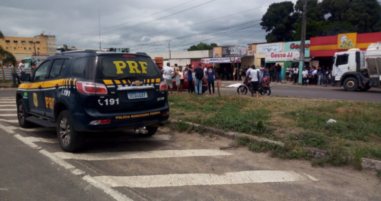 Feira: jovem morre em colisão de moto com carreta
