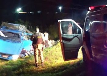 Caminhão capota depois de descer ribanceira na BR 324 e condutor fica ferido