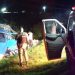 Caminhão capota depois de descer ribanceira na BR 324 e condutor fica ferido