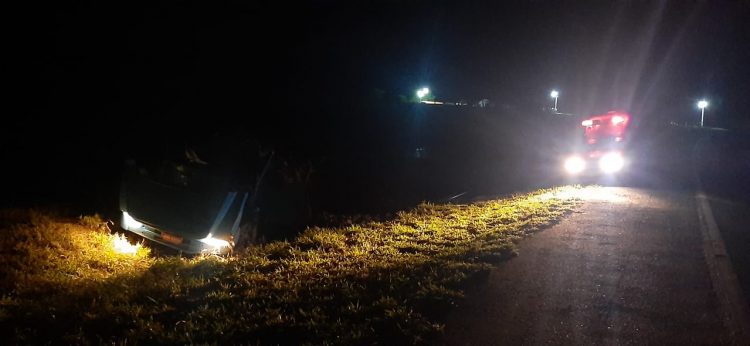 Caminhão capota depois de descer ribanceira na BR 324 e condutor fica ferido