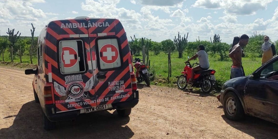 Motociclista fica ferido em colisão com carro em estrada vicinal