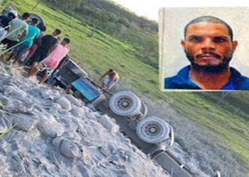 Caminhão carregado com cimento tomba e motorista morre na BA-131
