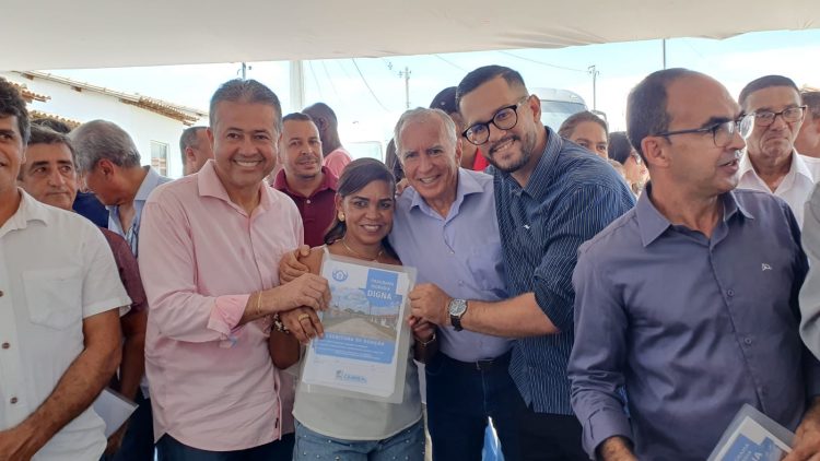 Deputado Alex da Piatã participa da entrega de 30 casas populares em Candeal
