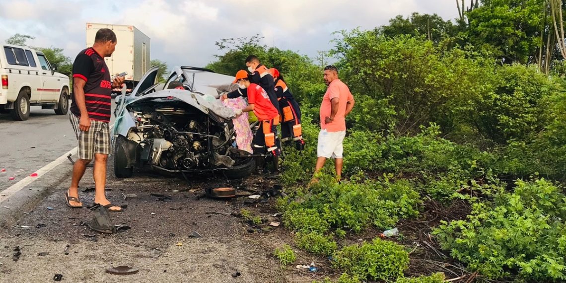 Colisão entre carro de passeio e carreta deixa dois mortos na BR 324 (atualizada)