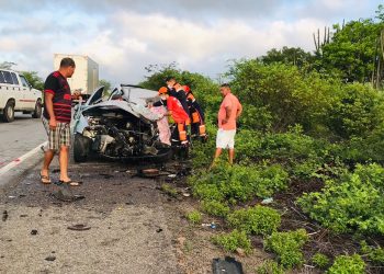 Colisão entre carro de passeio e carreta deixa dois mortos na BR 324 (atualizada)