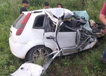 Jovem morre em colisão de carro de passeio com caminhão de distribuidora de gás e água