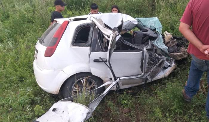 Jovem morre em colisão de carro de passeio com caminhão de distribuidora de gás e água