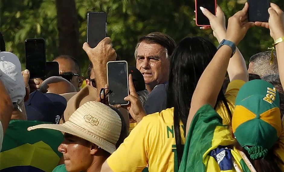 Bolsonaro rompe silêncio: ‘Quem decide para onde vão as Forças Armadas são vocês’